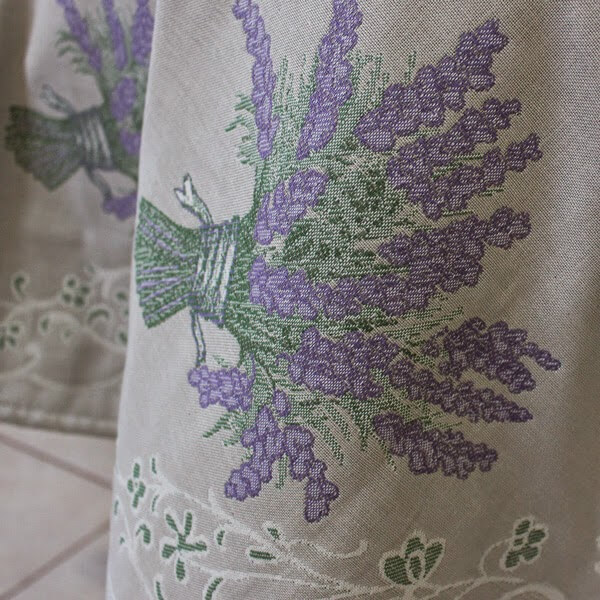 Coustellet-Jacquard-Provence-Tablecloth-Detail